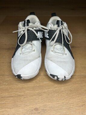 Nike Team Hustle D 12 Kids Basketball Shoes – White/Black – Size 3.5Y